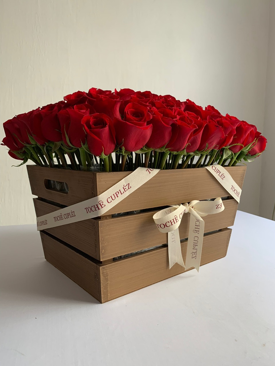 caja_madera_con_100_rosas_entrega_guadalajara_y_zmg